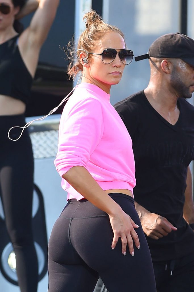 Η Jennifer Lopez με αθλητική περιβολή, ροζ φούτερ και μαύρο κολάν.