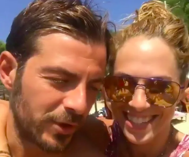 Η Ντορέττα Παπαδημητρίου και ο Ντάνος σε selfie φωτογραφία στην παραλία.