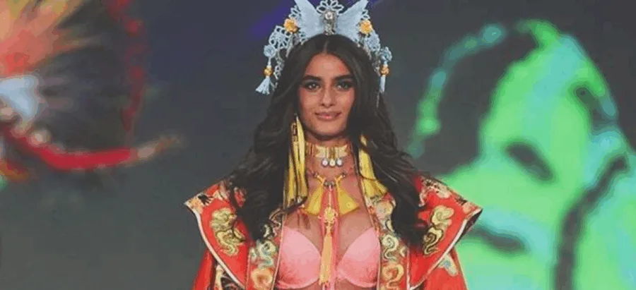 Η Taylor Hill στην πασαρέλα της Victoria’s Secret.