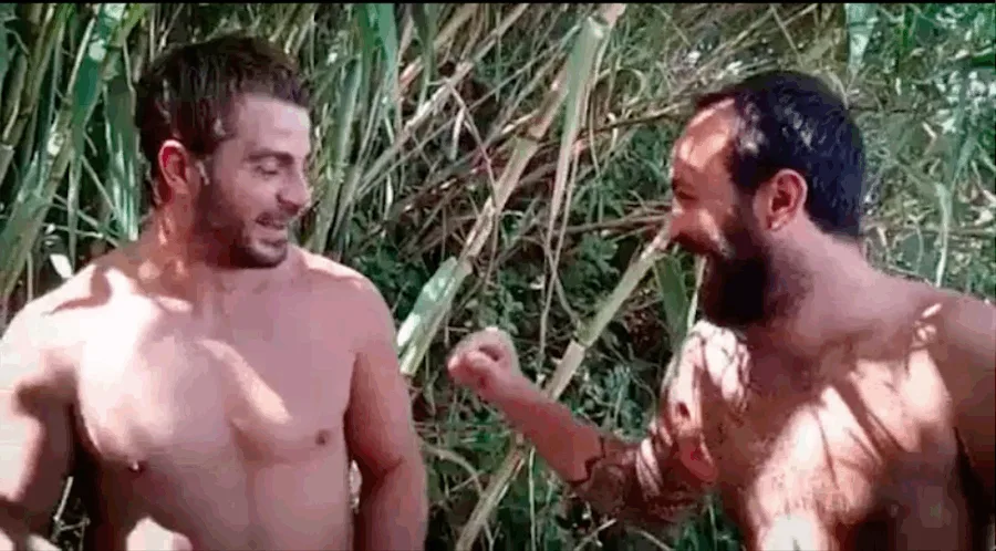 Ο Γιώργος Αγγελόπουλος και ο Κώστας Αναγνωστόπουλος σε εξωτερικό χώρο με βλάστηση.