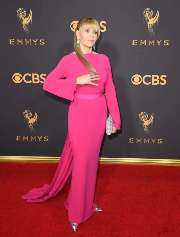 Η Jane Fonda στο κόκκινο χαλί των βραβείων Emmy 2017 στο Microsoft Theatre του Λος Άντζελες.