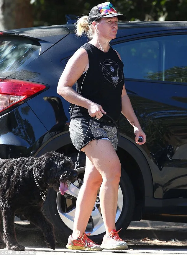 Η Kelly από το Beverly Hills, γνωστή για τον ρόλο της στην επιτυχημένη σειρά, δείχνει τη σημερινή της εμφάνιση με τεράστια αλλαγή.