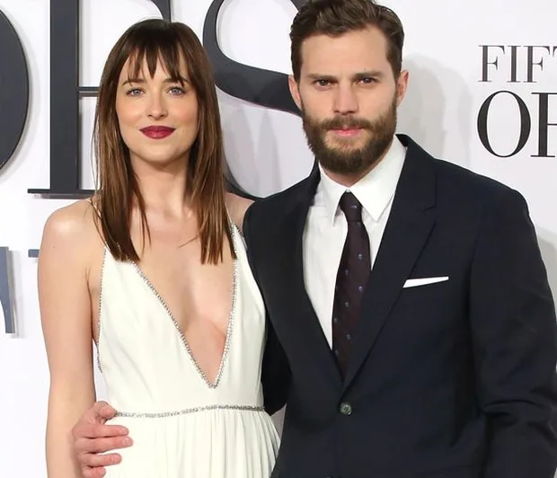 Πρωταγωνιστές της ταινίας Fifty Shades Of Grey σε επίσημη εμφάνιση.