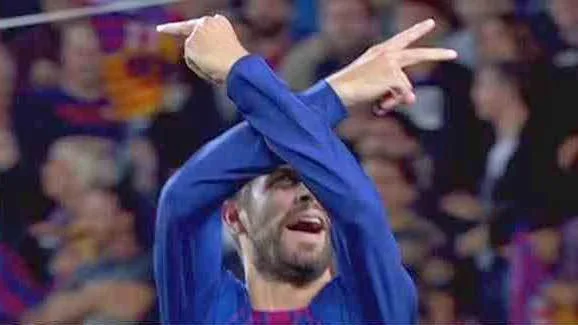 Ο Gerard Pique πανηγυρίζει σχηματίζοντας το νούμερο δύο με τα χέρια του.