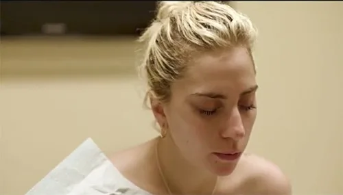 Η Lady Gaga σε κοντινό πλάνο χωρίς μακιγιάζ από το ντοκιμαντέρ Five Foot Two.