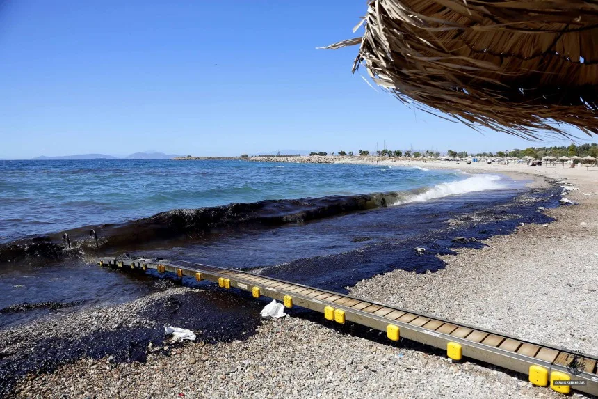 Πετρελαιοκηλίδα σε παραλία της Γλυφάδας με ράμπα πρόσβασης ΑμεΑ.