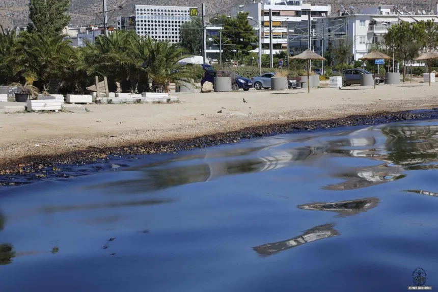 Πετρελαιοκηλίδα στην ακτή της Γλυφάδας
