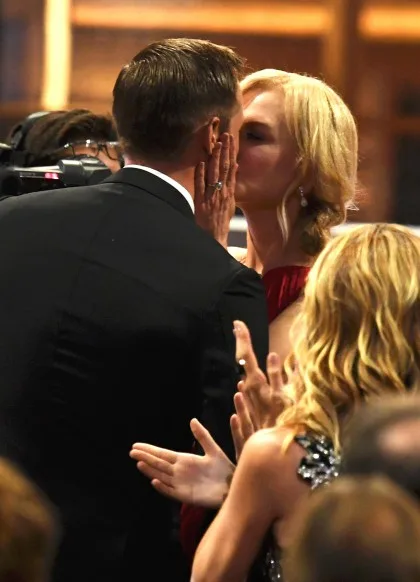 Η Nicole Kidman φιλάει τον Alexander Skarsgård στα βραβεία Emmy.