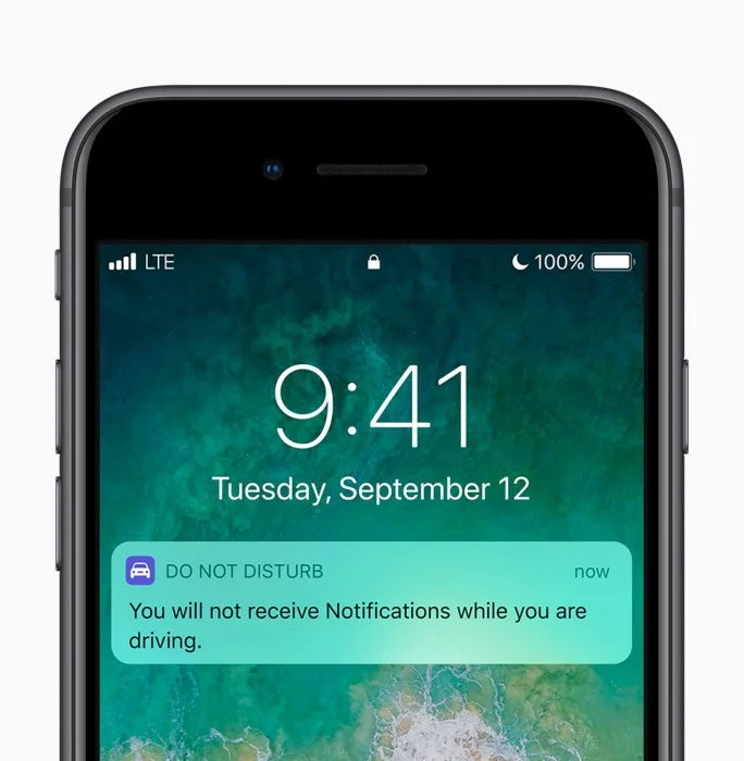 Οθόνη κλειδώματος iPhone με ειδοποίηση Do Not Disturb While Driving του iOS 11.