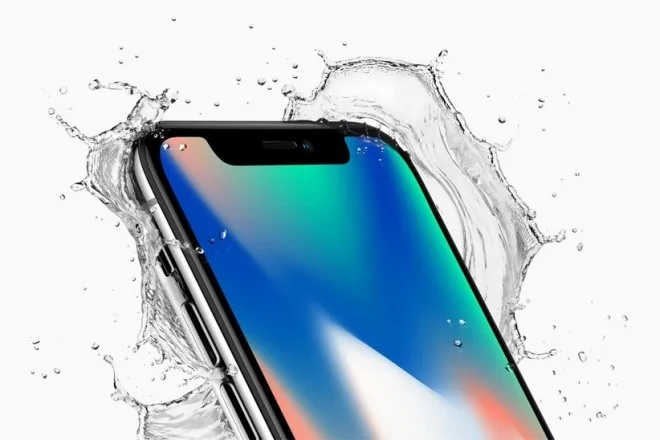 Το iPhone X της Apple σε λευκό φόντο με εφέ πιτσιλίσματος νερού.