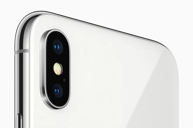 Κοντινό πλάνο της πίσω κάμερας ενός λευκού iPhone X.