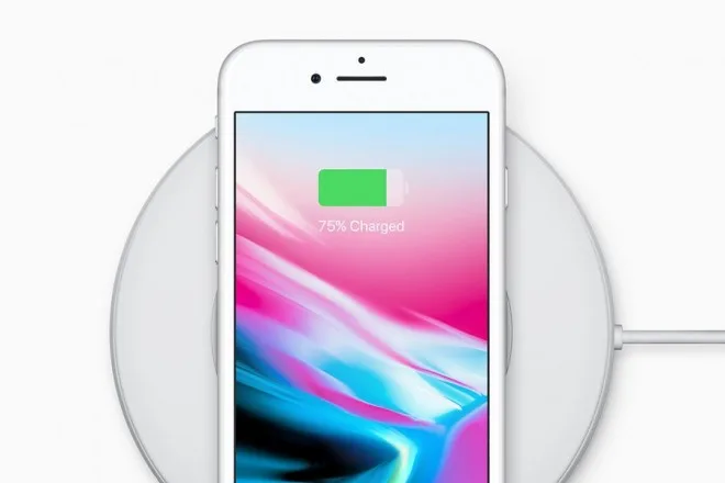 iPhone X σε βάση ασύρματης φόρτισης