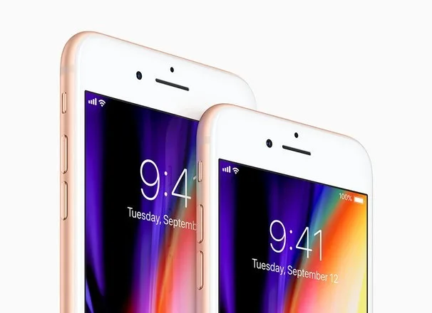 Δύο iPhone 8 σε χρυσό χρώμα