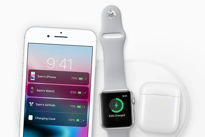 iPhone, Apple Watch και AirPods σε βάση ασύρματης φόρτισης.