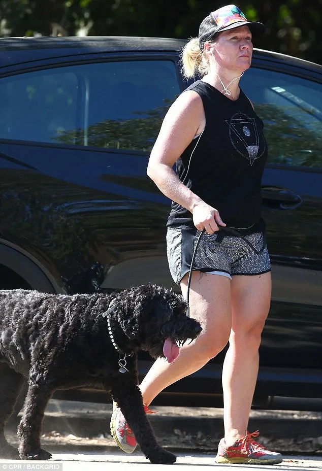 Η Kelly από το Beverly Hills, γνωστή και ως Jennie Garth, κάνει βόλτα με τον σκύλο της, δείχνοντας τη σημερινή της εμφάνιση.