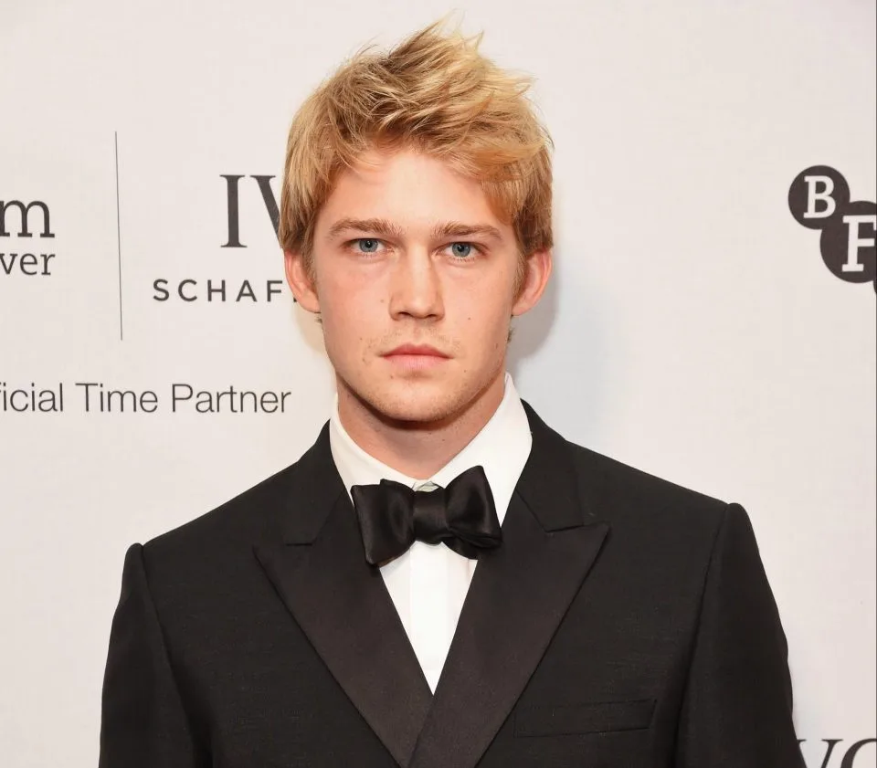 Ο ηθοποιός Joe Alwyn με μαύρο σμόκιν και παπιγιόν σε επίσημη εκδήλωση.