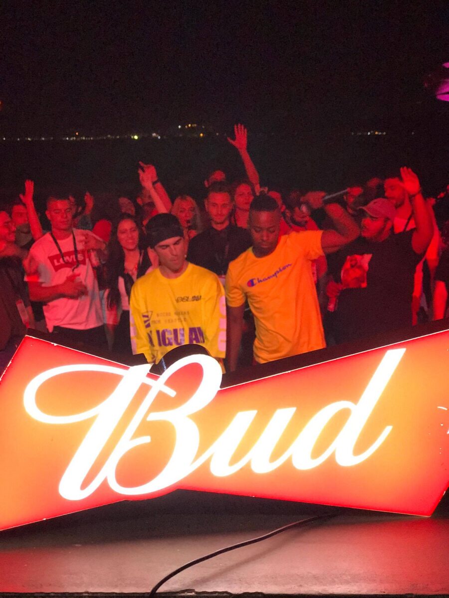 Ο DJ Mossel στο The Booth της μπύρας Bud δίπλα στη θάλασσα.