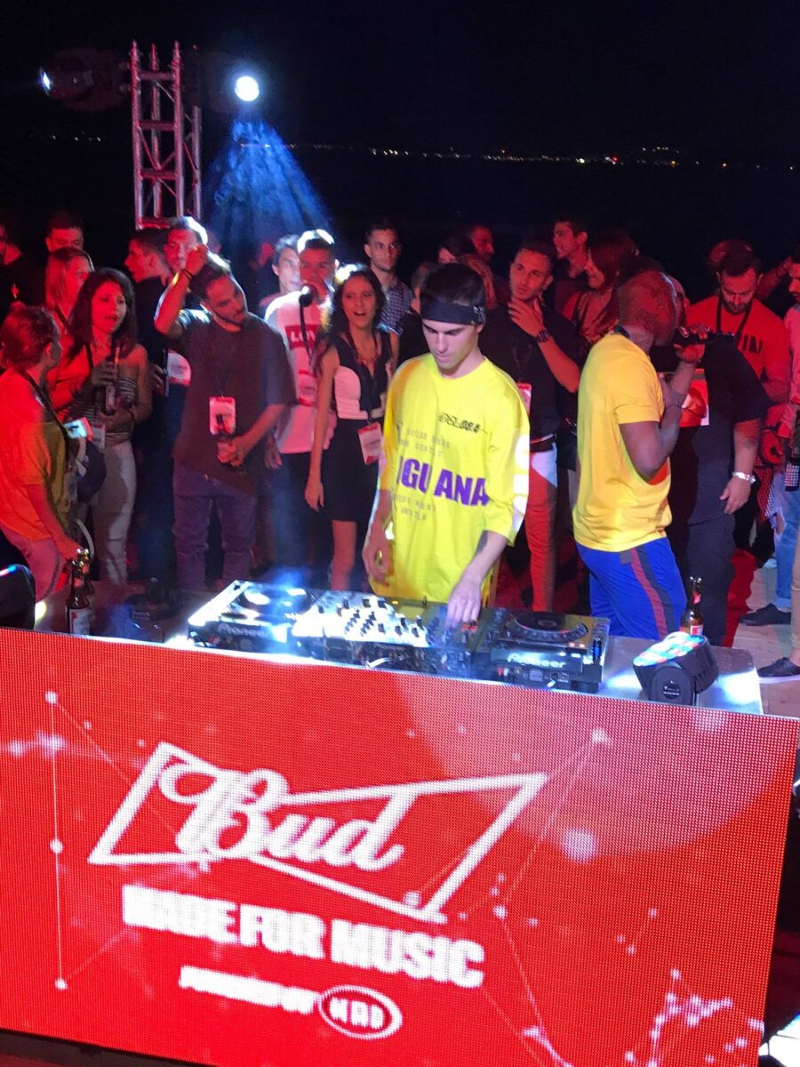 Ο DJ Mossel στα decks σε εκδήλωση της Bud δίπλα στη θάλασσα.