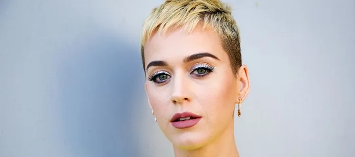 Η Katy Perry με κοντό ξανθό μαλλί και έντονο μακιγιάζ ματιών.