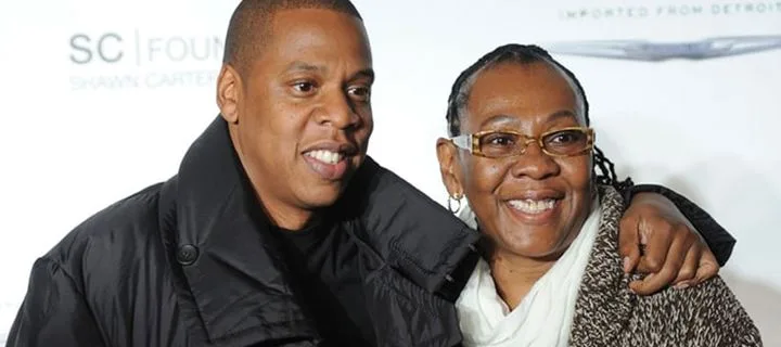 Ο Jay-Z με τη μητέρα του, Gloria Carter, σε κοινή τους εμφάνιση.
