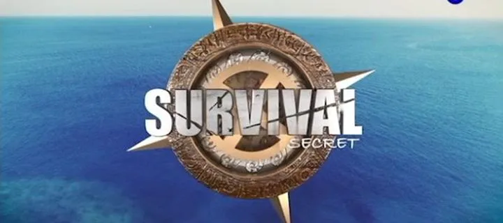 Το λογότυπο της εκπομπής Survival Secret πάνω από φόντο με θάλασσα.