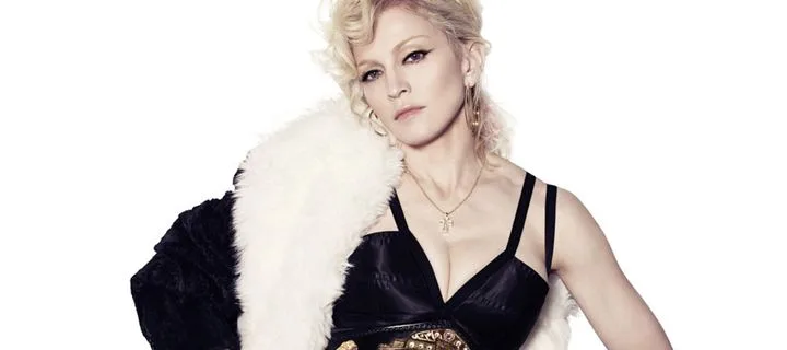 Η Madonna με ξανθά μαλλιά, μαύρο κορσέ και λευκή γούνα.