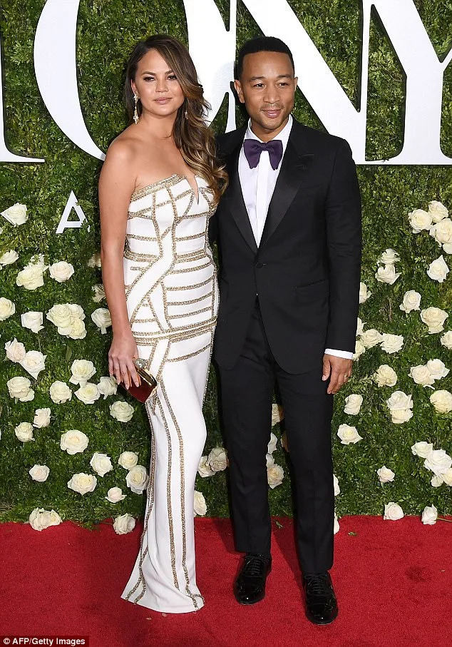 Ο John Legend και η Chrissy Teigen σε επίσημη εκδήλωση στο κόκκινο χαλί.