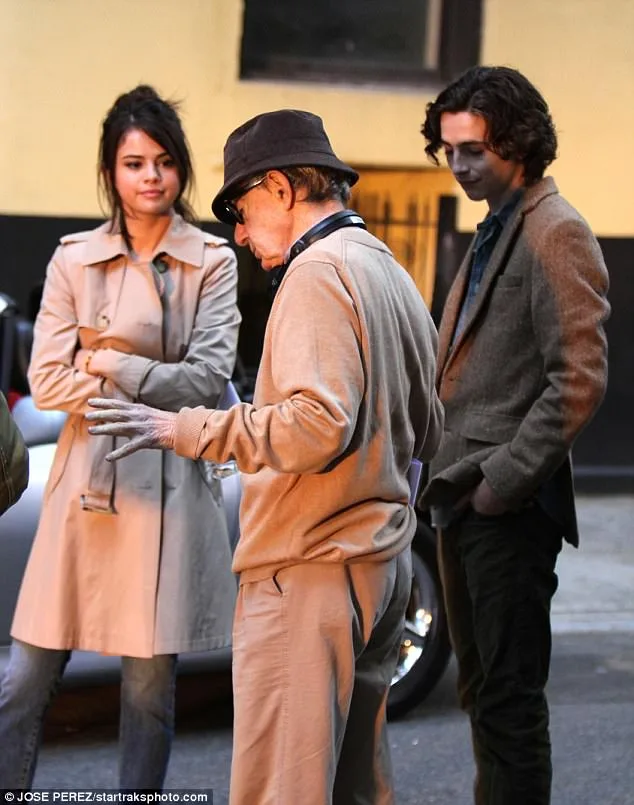 Η Selena Gomez, ο Woody Allen και ο Timothée Chalamet σε γυρίσματα ταινίας.