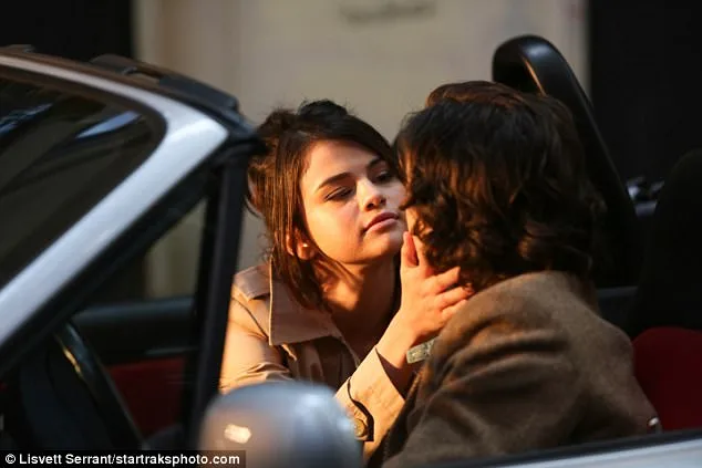 Η Selena Gomez σε σκηνή από τα γυρίσματα ταινίας μέσα σε αυτοκίνητο.