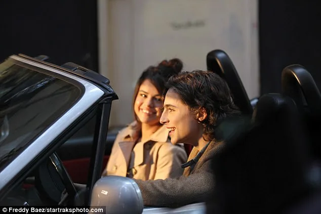 Η Selena Gomez σε αυτοκίνητο με συμπρωταγωνιστή της.