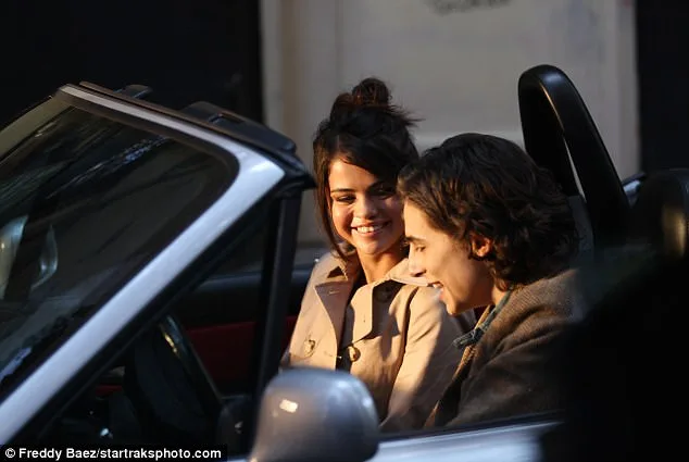 Η Selena Gomez και ένας άνδρας σε κάμπριο αυτοκίνητο.