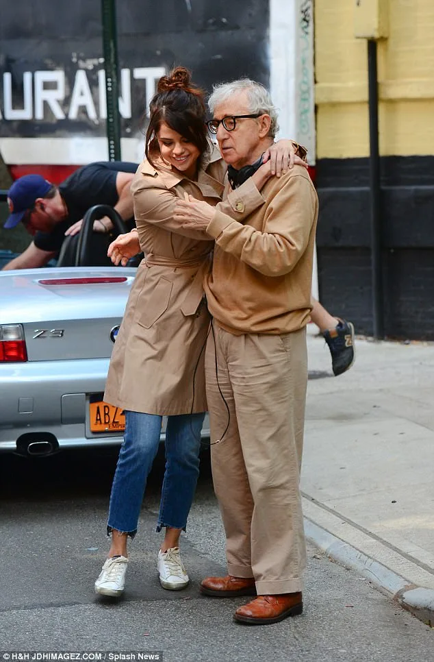 Η Selena Gomez αγκαλιάζει τον Woody Allen σε εξωτερικό χώρο.