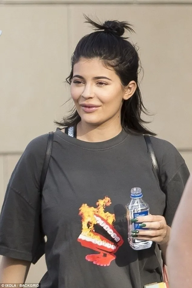 Η Kylie Jenner με γκρι t-shirt και πιασμένα μαλλιά στο Los Angeles.