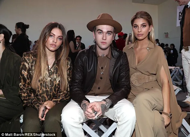 Η Thylane Blondeau με δύο άτομα στην πρώτη σειρά επίδειξης μόδας.