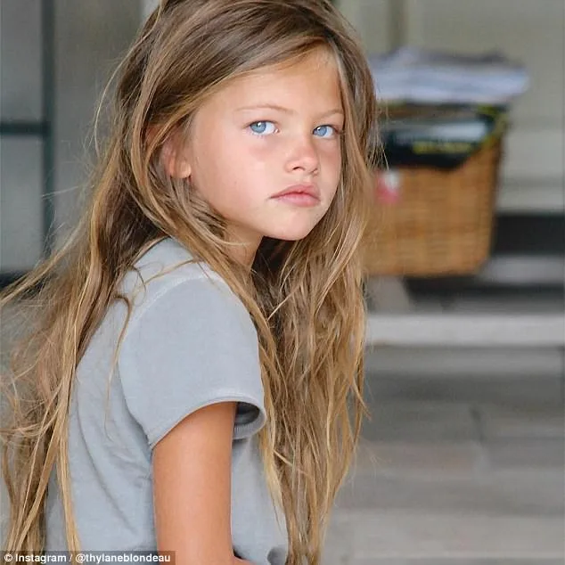 Η Thylane Blondeau σε παιδική ηλικία με μακριά καστανόξανθα μαλλιά και γαλάζια μάτια.