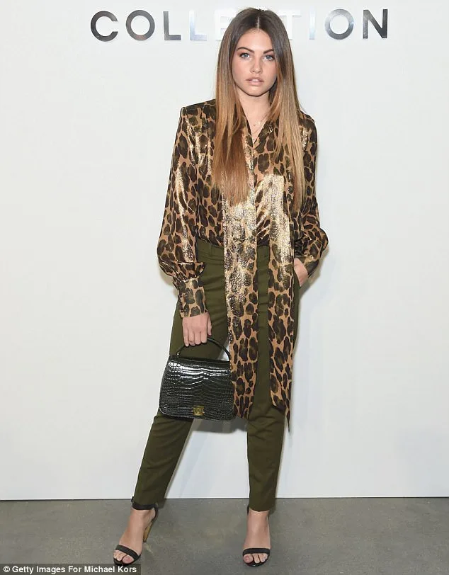 Η Thylane Blondeau με λεοπάρ πουκάμισο και λαδί παντελόνι σε εκδήλωση μόδας.