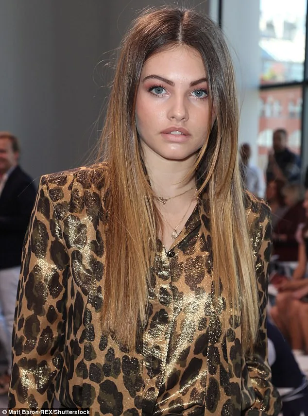 Η Thylane Blondeau με λεοπάρ πουκάμισο σε εκδήλωση μόδας.