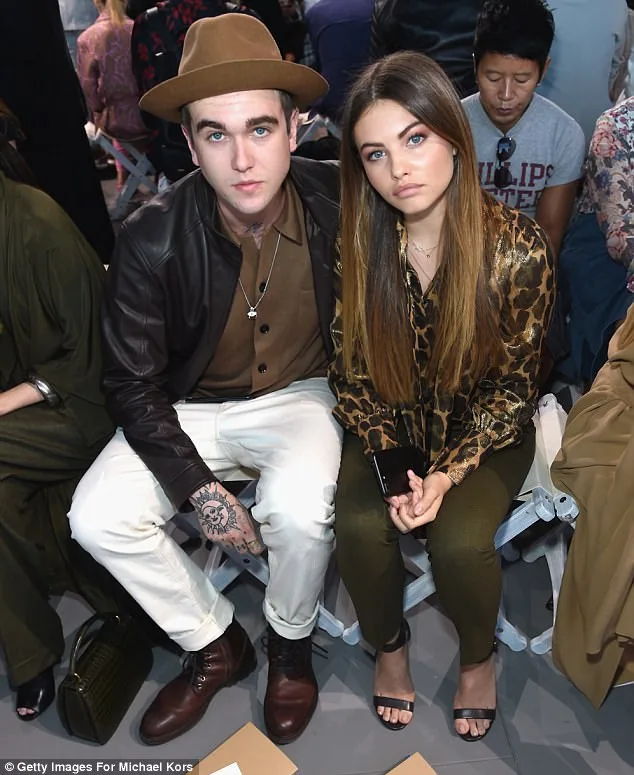 Η Thylane Blondeau με έναν άνδρα σε επίδειξη μόδας.