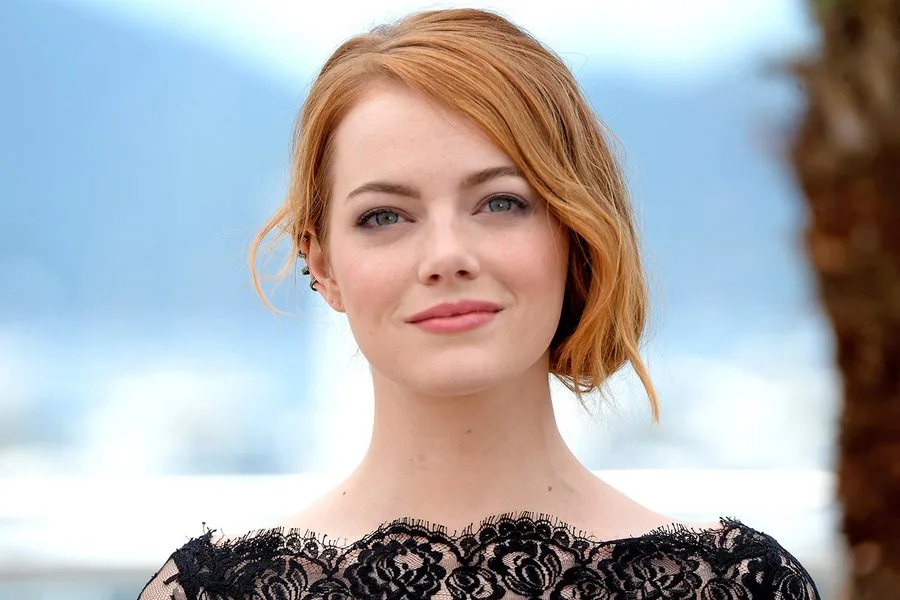 Η Emma Stone σε κοντινό πλάνο με μαύρο δαντελωτό φόρεμα.