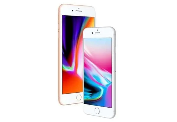 Δύο κινητά τηλέφωνα iPhone 8 σε χρυσό και ασημί χρώμα.