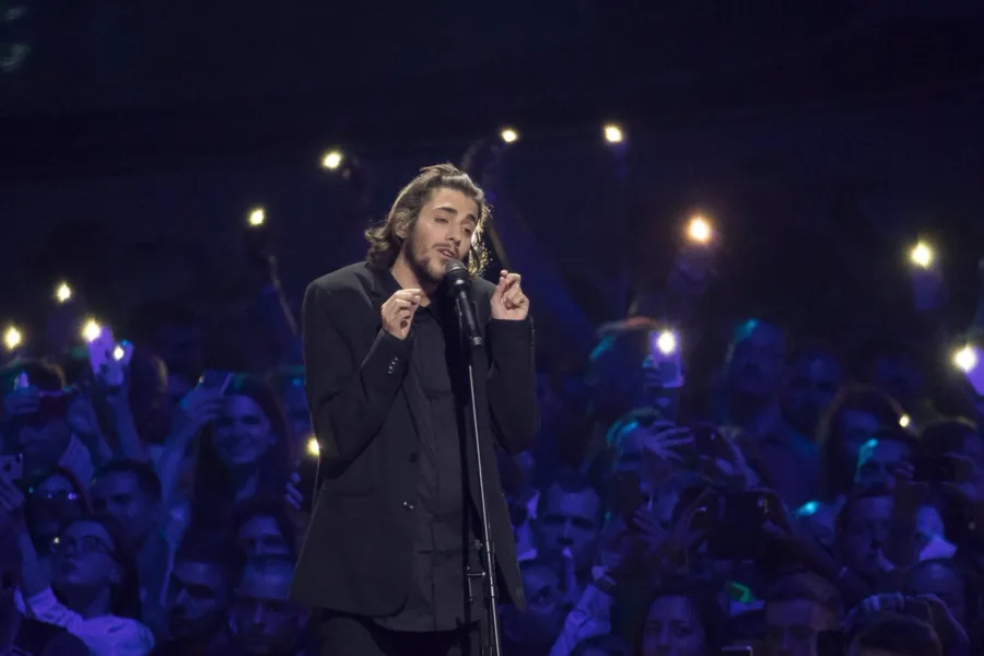 Ο Salvador Sobral τραγουδάει στη σκηνή της Eurovision