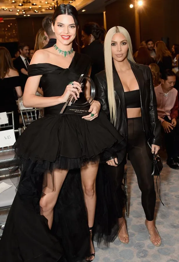 Η Kim Kardashian και η Kendall Jenner σε εκδήλωση βραβείων.