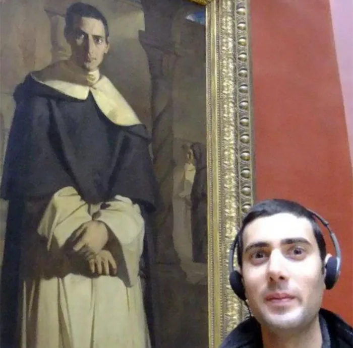 Άνδρας βγάζει selfie δίπλα σε πίνακα μουσείου που απεικονίζει έναν σωσία του.