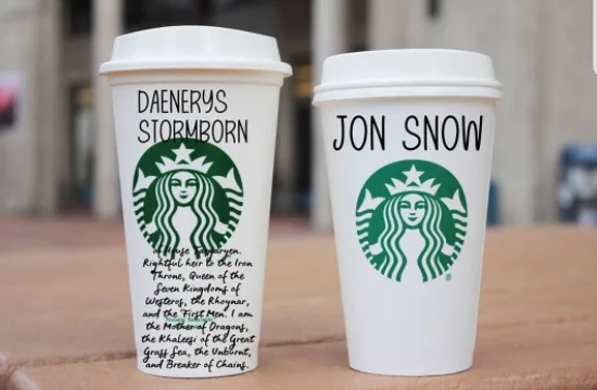Δύο ποτήρια καφέ με τα ονόματα Daenerys Stormborn και Jon Snow από το Game of Thrones.
