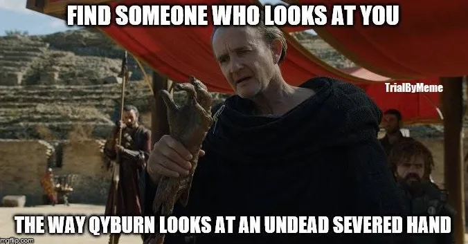 Ο Qyburn από το Game of Thrones κρατά ένα κομμένο χέρι σε meme.