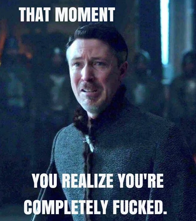 Ο Petyr Baelish από το Game of Thrones σε κατάσταση πανικού με κείμενο meme.