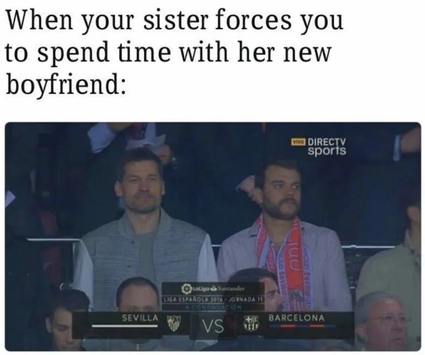 Meme με τους ηθοποιούς Nikolaj Coster-Waldau και Pilou Asbæk στις κερκίδες ποδοσφαιρικού αγώνα.