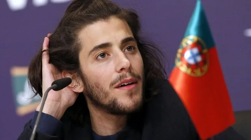 Ο Σαλβαδόρ Σομπράλ σε συνέντευξη τύπου με τη σημαία της Πορτογαλίας.