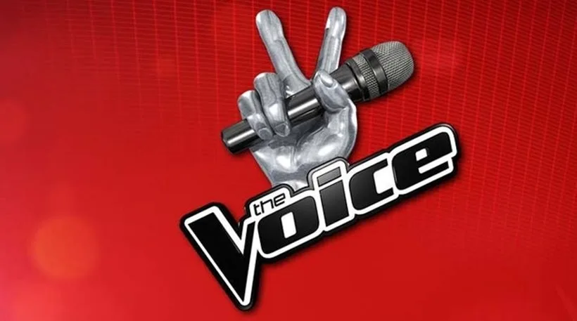 Το λογότυπο της εκπομπής The Voice σε κόκκινο φόντο.