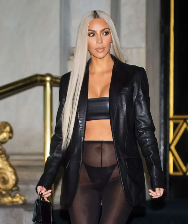 Η Kim Kardashian με μαύρο δερμάτινο σακάκι και διάφανο καλσόν.